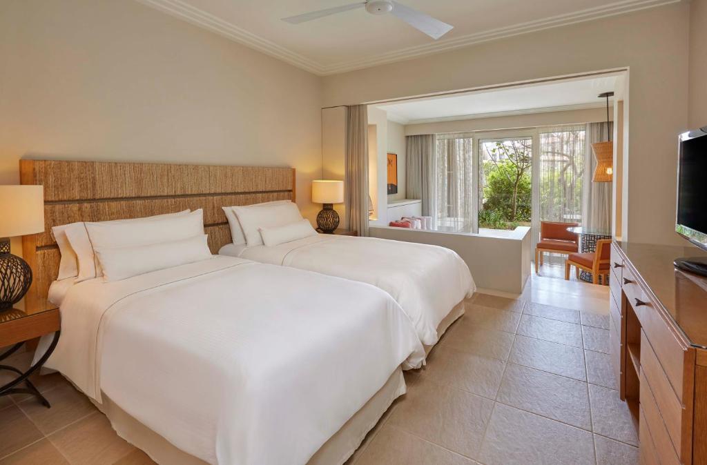 https://golftravelpeople.com/wp-content/uploads/2019/04/Westin-Resort-Costa-Navarino-Bedrooms-and-Suites-9.jpg