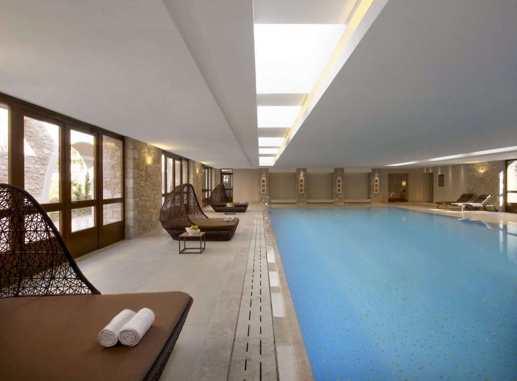 https://golftravelpeople.com/wp-content/uploads/2019/04/Westin-Resort-Costa-Navarino-Indoor-pool-1024x756.jpg
