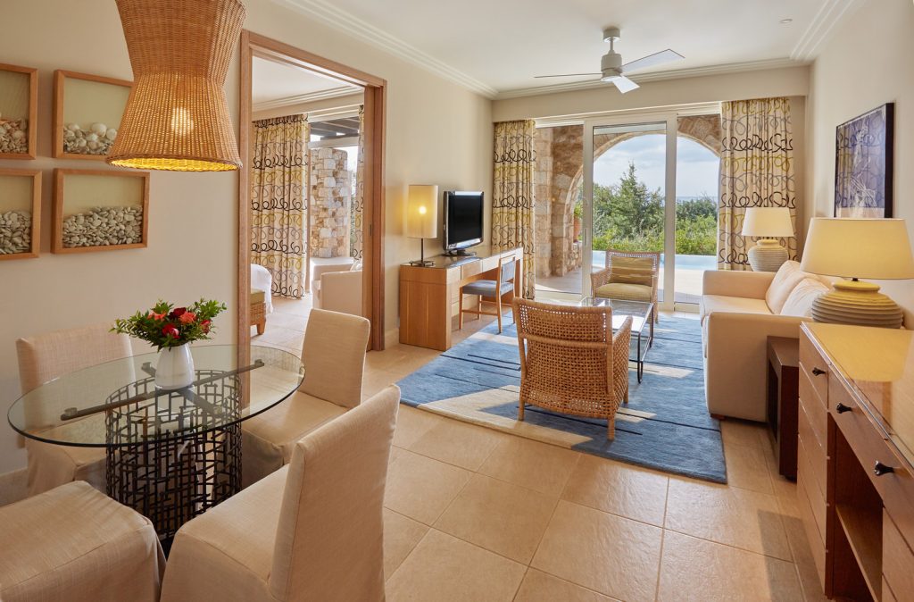 https://golftravelpeople.com/wp-content/uploads/2019/04/Westin-Resort-Costa-Navarino-Premium-Infinity-Suite-Living-Room-1024x674.jpg