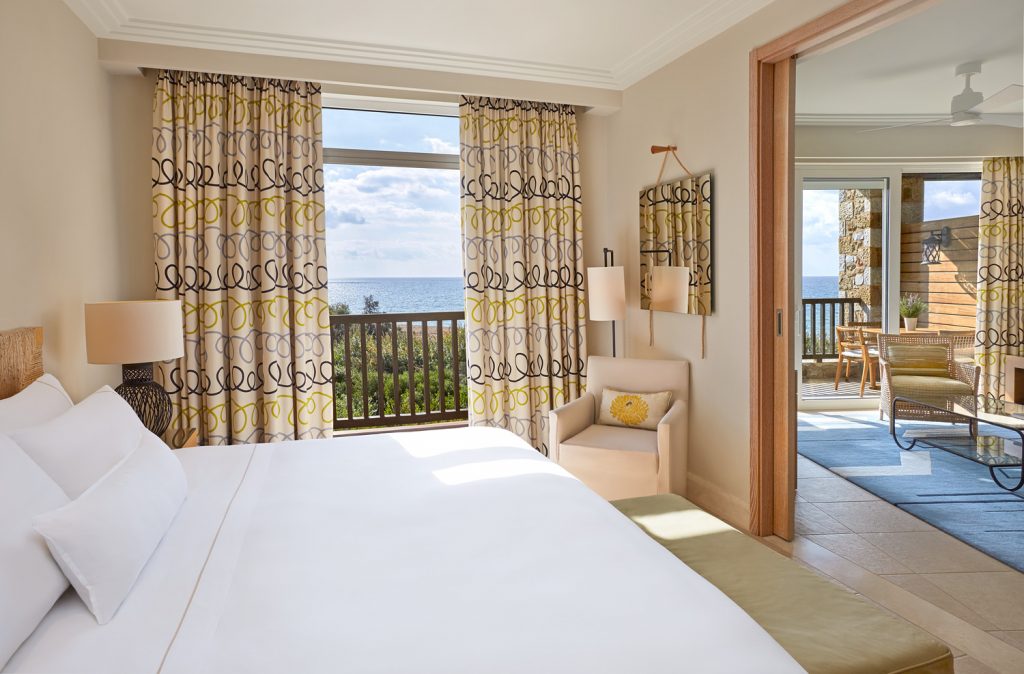 https://golftravelpeople.com/wp-content/uploads/2019/04/Westin-Resort-Costa-Navarino-Premium-Suite-Bedroom-1024x674.jpg