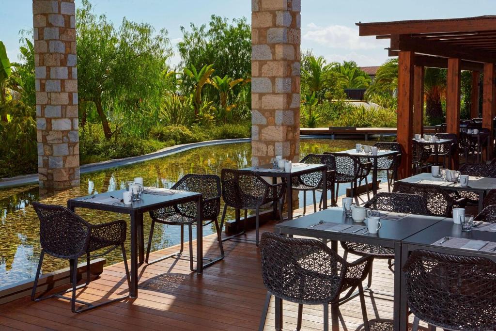 https://golftravelpeople.com/wp-content/uploads/2019/04/Westin-Resort-Costa-Navarino-Restaurants-and-Bars-10.jpg