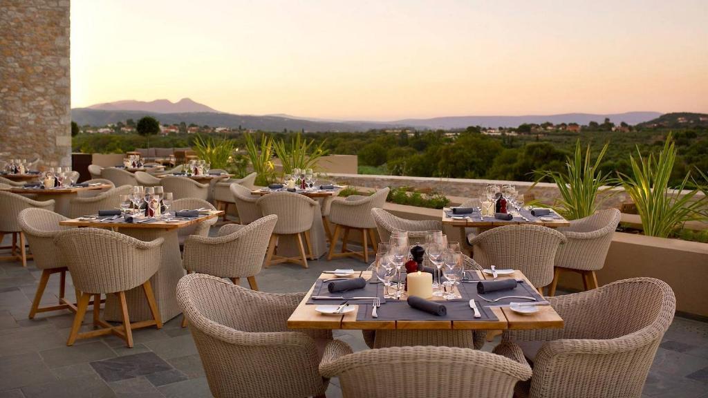 https://golftravelpeople.com/wp-content/uploads/2019/04/Westin-Resort-Costa-Navarino-Restaurants-and-Bars-3.jpg