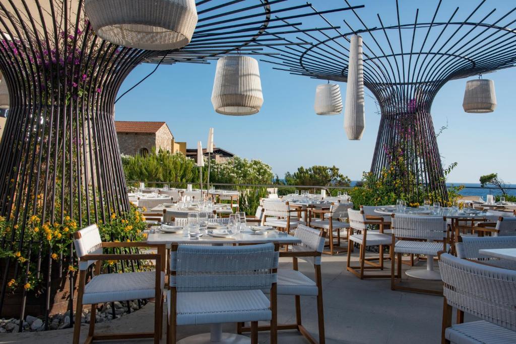 https://golftravelpeople.com/wp-content/uploads/2019/04/Westin-Resort-Costa-Navarino-Restaurants-and-Bars-4.jpg