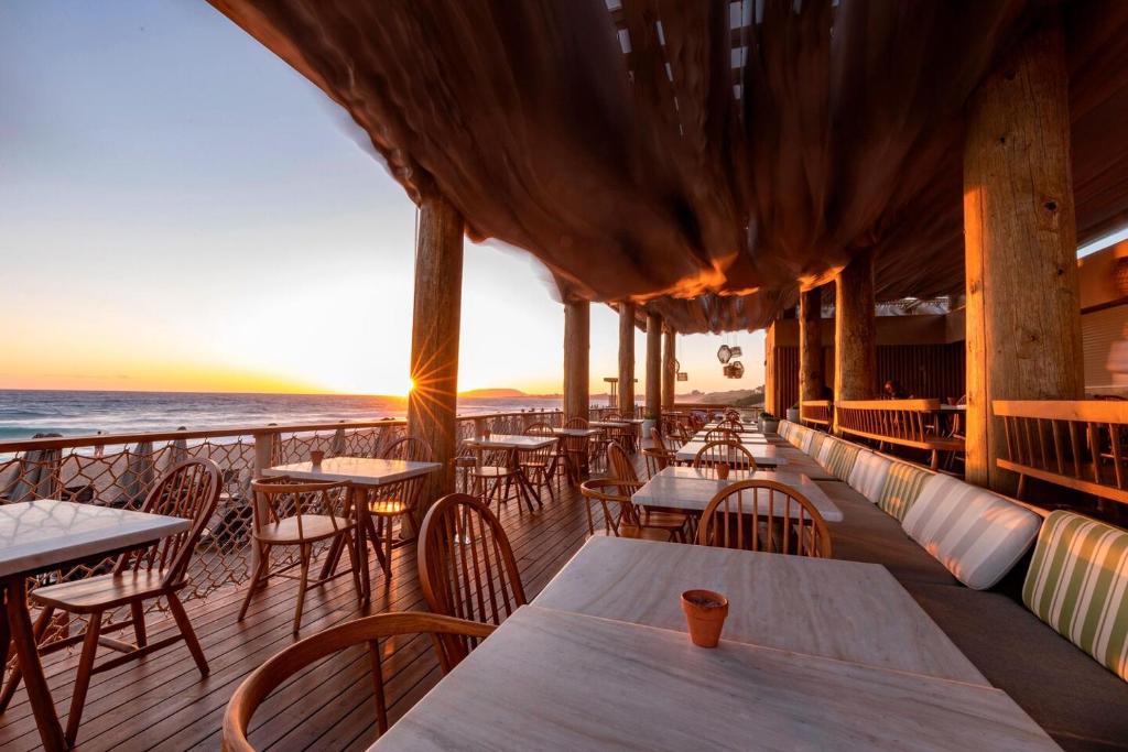 https://golftravelpeople.com/wp-content/uploads/2019/04/Westin-Resort-Costa-Navarino-Restaurants-and-Bars-8.jpg
