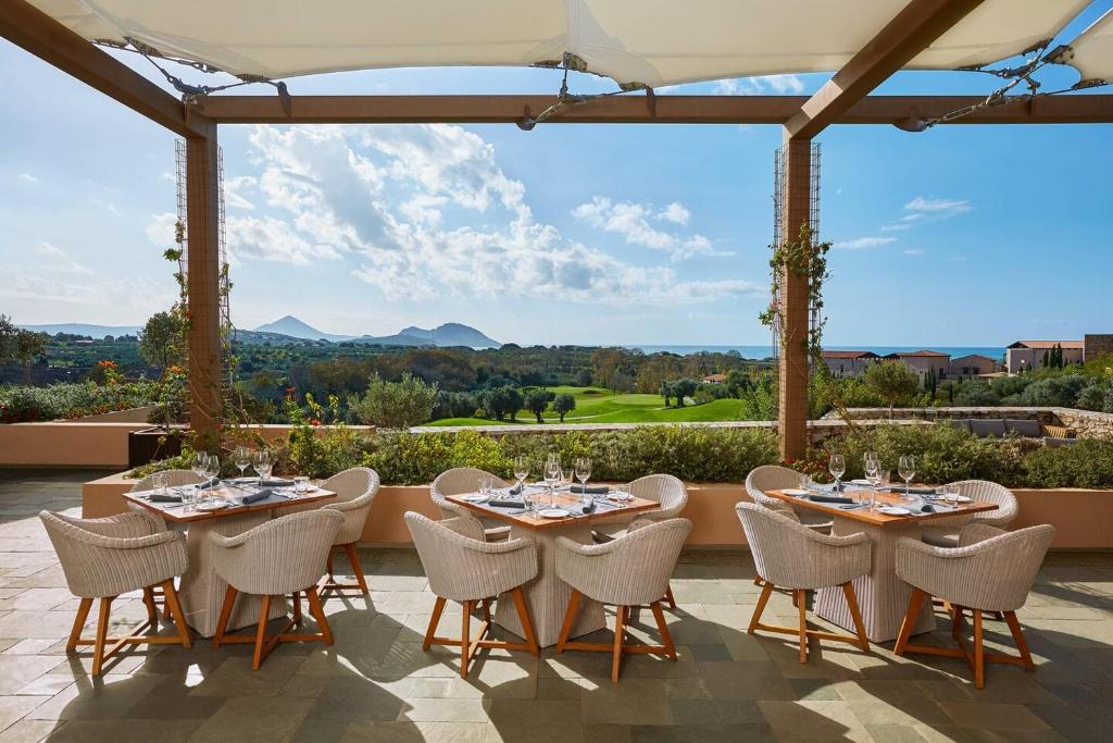https://golftravelpeople.com/wp-content/uploads/2019/04/Westin-Resort-Costa-Navarino-Restaurants-and-Bars-9.jpg