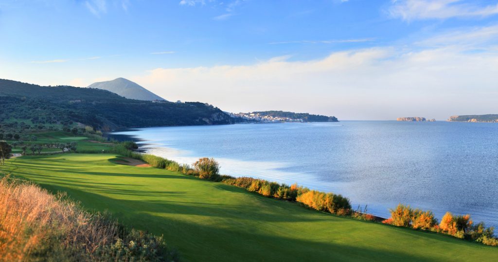 https://golftravelpeople.com/wp-content/uploads/2019/04/Westin-Resort-Costa-Navarino-The-Bay-Course-Panoramic-view-1024x539.jpg