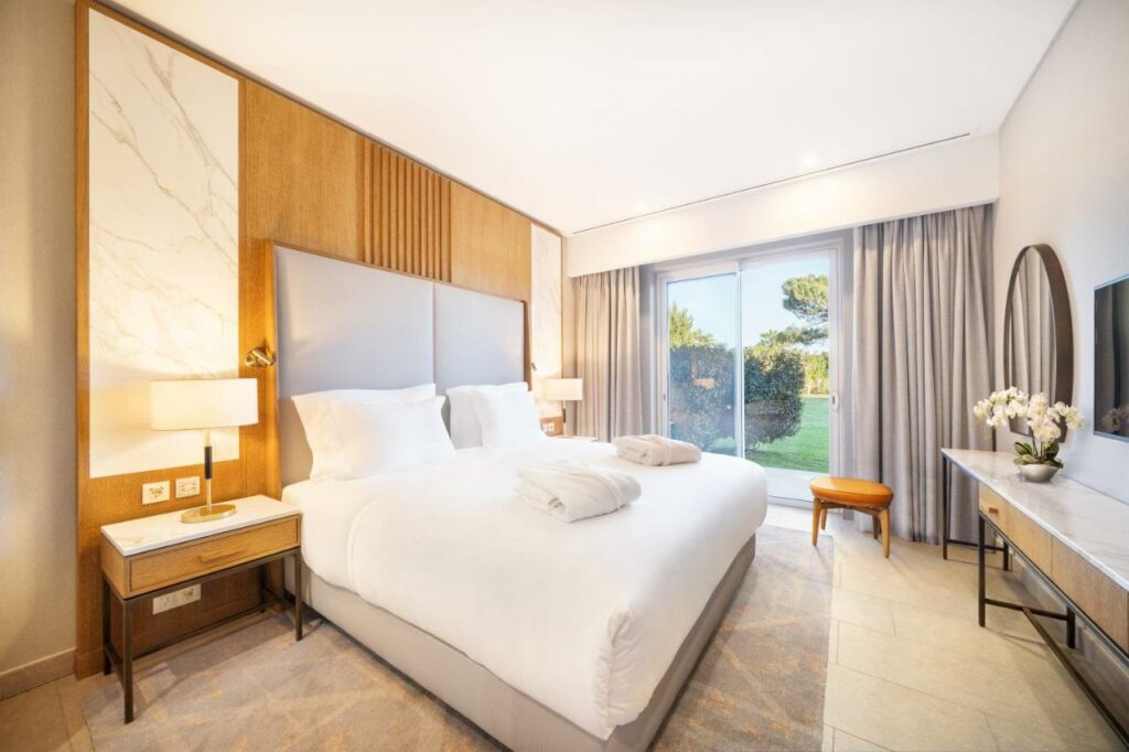 https://golftravelpeople.com/wp-content/uploads/2019/04/Wyndham-Grand-Algave-Quinta-do-Lago-Bedrooms-and-Suites-3-1024x682.jpg