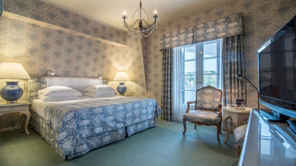 https://golftravelpeople.com/wp-content/uploads/2019/05/Albatroz-Hotel-Cascais-Bedrooms-4-1024x576.jpg
