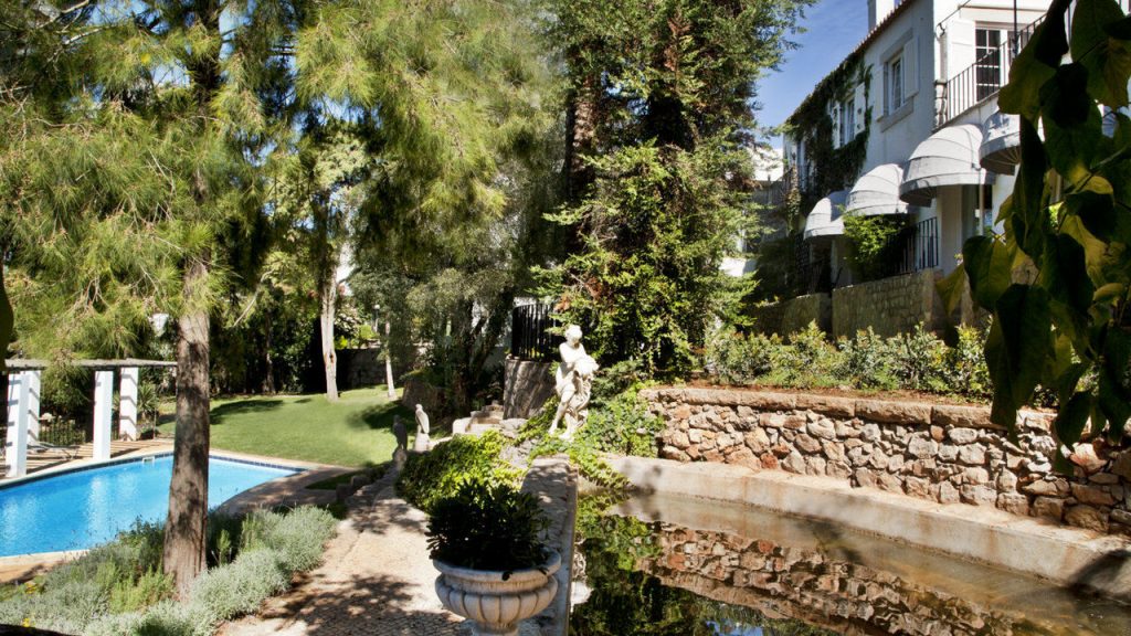 https://golftravelpeople.com/wp-content/uploads/2019/05/Casa-Vela-Guesthouse-Cascais-Hotel-8-1024x576.jpg