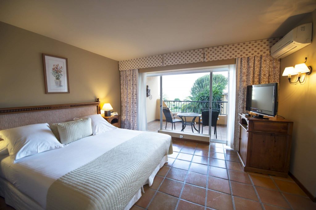 https://golftravelpeople.com/wp-content/uploads/2019/05/Guadalmina-Hotel-Spa-and-Golf-Resort-Bedrooms-8-1024x682.jpg