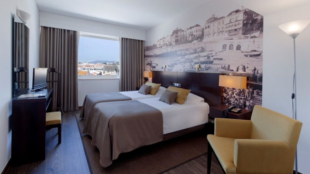 https://golftravelpeople.com/wp-content/uploads/2019/05/Hotel-Baia-Cascais-Bedrooms-1-1024x576.jpg