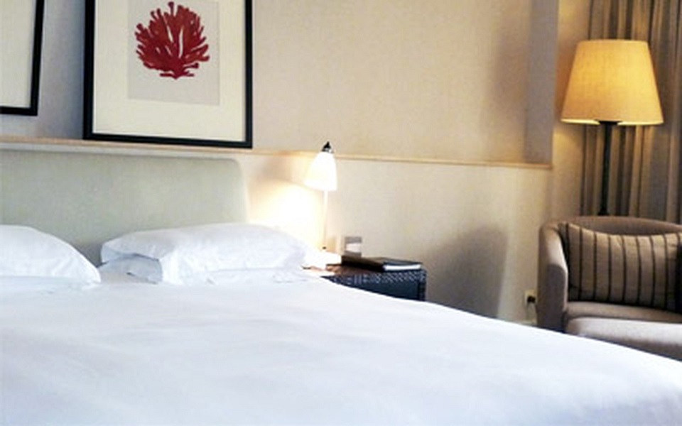 https://golftravelpeople.com/wp-content/uploads/2019/06/La-Manga-Club-Hotel-Principe-Felipe-Bedrooms-4.jpg