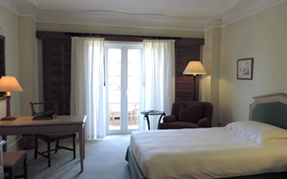 https://golftravelpeople.com/wp-content/uploads/2019/06/La-Manga-Club-Hotel-Principe-Felipe-Bedrooms-9.jpg