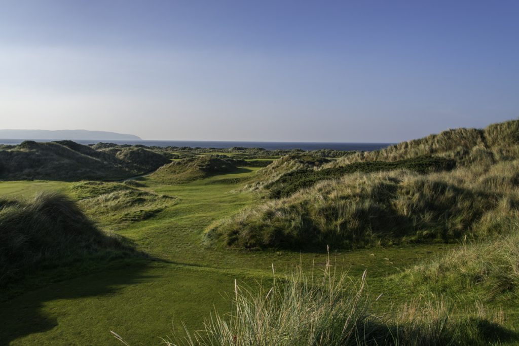 https://golftravelpeople.com/wp-content/uploads/2019/07/Castlerock-Golf-Club-Bann-Course-Northern-Ireland-1-1-1024x683.jpg