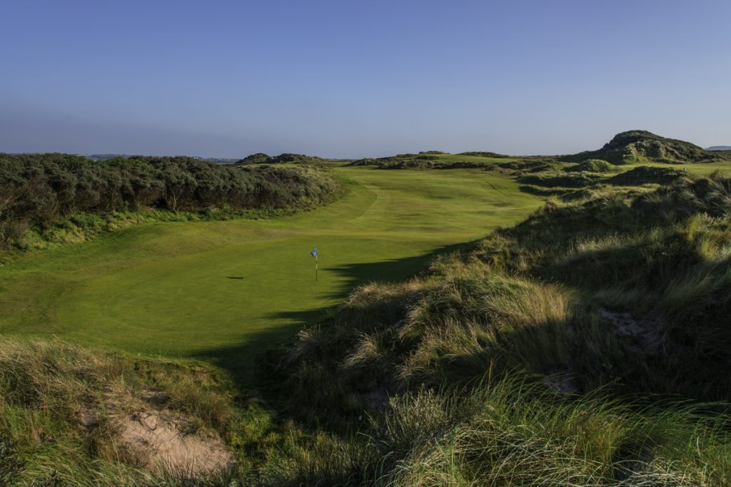 https://golftravelpeople.com/wp-content/uploads/2019/07/Castlerock-Golf-Club-Bann-Course-Northern-Ireland-3-1-1024x683.jpg