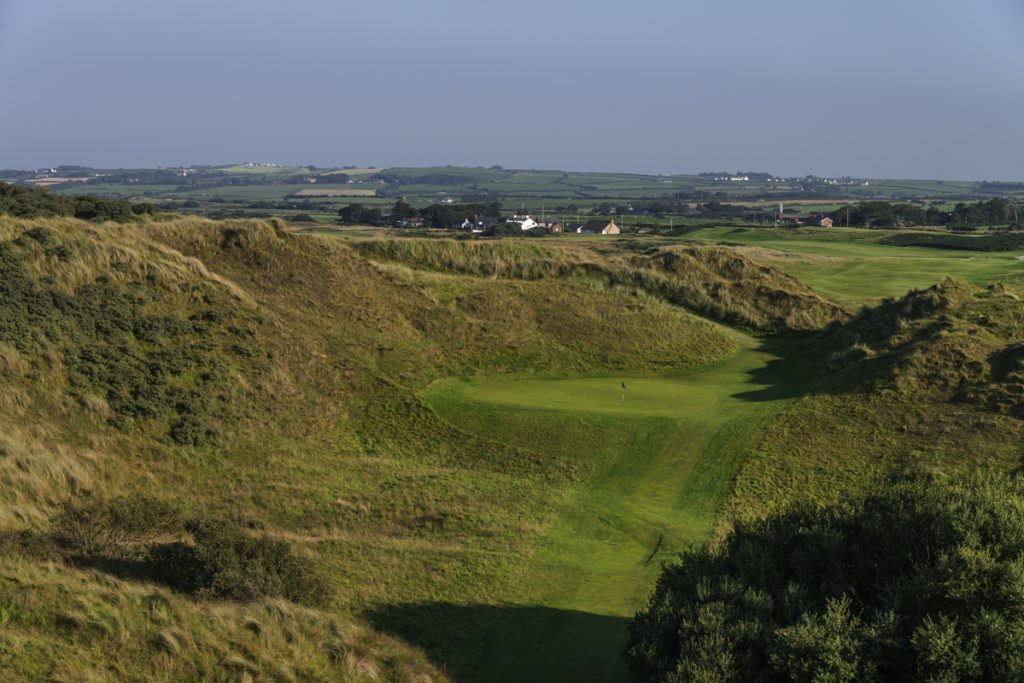 https://golftravelpeople.com/wp-content/uploads/2019/07/Castlerock-Golf-Club-Bann-Course-Northern-Ireland-6-1-1024x683.jpg