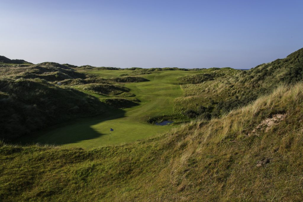 https://golftravelpeople.com/wp-content/uploads/2019/07/Castlerock-Golf-Club-Bann-Course-Northern-Ireland-7-1-1024x683.jpg