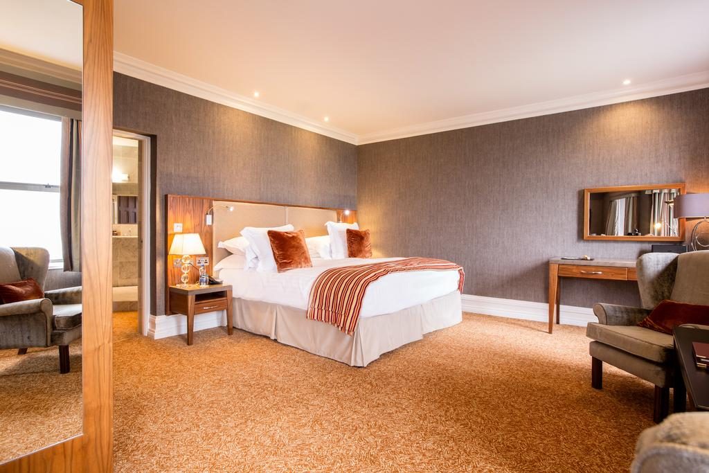 https://golftravelpeople.com/wp-content/uploads/2019/07/Slieve-Donard-Hotel-Newcastle-County-Down-Northern-Ireland-Bedrooms-16-1024x683.jpg