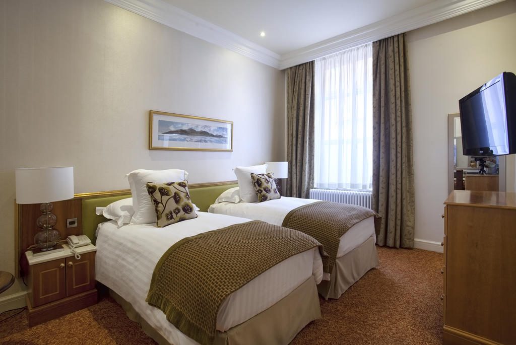 https://golftravelpeople.com/wp-content/uploads/2019/07/Slieve-Donard-Hotel-Newcastle-County-Down-Northern-Ireland-Bedrooms-21-1024x685.jpg