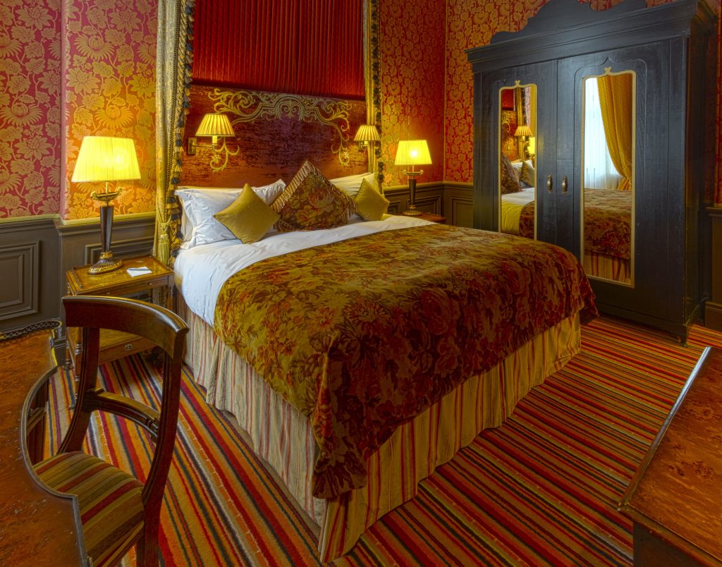 https://golftravelpeople.com/wp-content/uploads/2019/07/The-Merchant-Hotel-Belfast-Bedrooms-15-1024x804.jpg