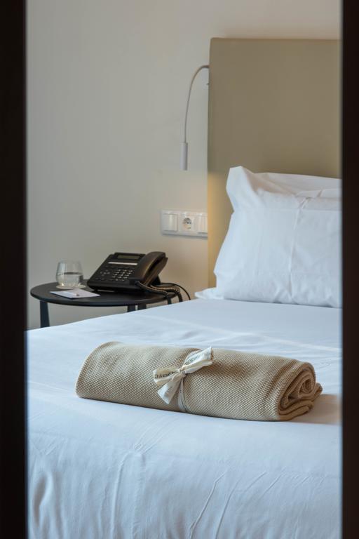 https://golftravelpeople.com/wp-content/uploads/2019/10/Aroeira-Lisbon-Hotel-Sea-and-Golf-Resort-Bedrooms-11-Copy.jpg