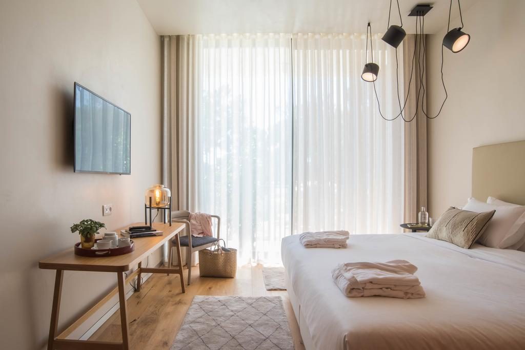 https://golftravelpeople.com/wp-content/uploads/2019/10/Aroeira-Lisbon-Hotel-Sea-and-Golf-Resort-Bedrooms-15-Copy-1024x683.jpg
