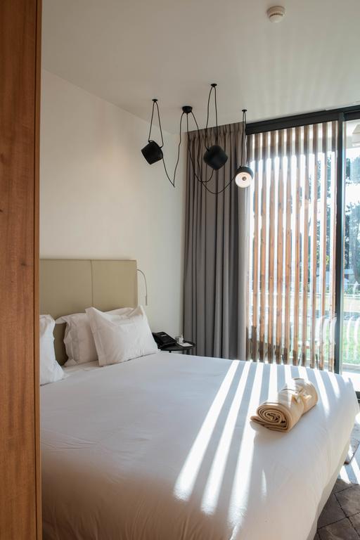 https://golftravelpeople.com/wp-content/uploads/2019/10/Aroeira-Lisbon-Hotel-Sea-and-Golf-Resort-Bedrooms-5-Copy.jpg