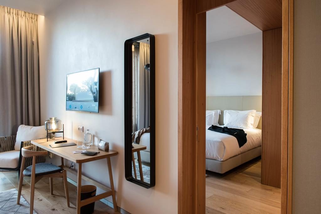 https://golftravelpeople.com/wp-content/uploads/2019/10/Aroeira-Lisbon-Hotel-Sea-and-Golf-Resort-Bedrooms-7-Copy-1024x684.jpg
