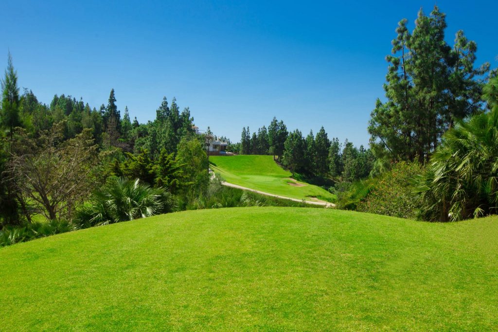 https://golftravelpeople.com/wp-content/uploads/2019/11/Chaparral-Golf-Club-Mijas-Costa-del-Sol-hoyo-18-a-Copy-1024x683.jpg