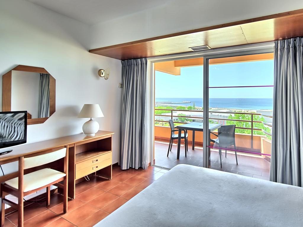 https://golftravelpeople.com/wp-content/uploads/2019/11/Dom-Pedro-Portobelo-Apartments-Bedrooms-Vilamoura-1-1024x768.jpg