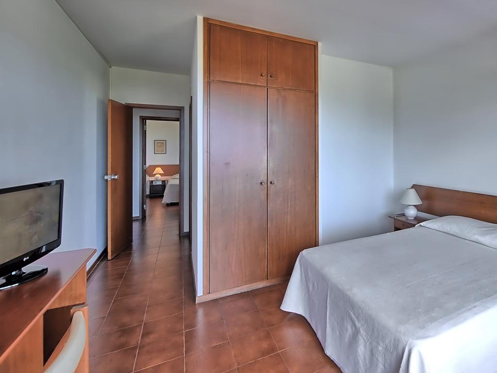 https://golftravelpeople.com/wp-content/uploads/2019/11/Dom-Pedro-Portobelo-Apartments-Bedrooms-Vilamoura-12-1024x768.jpg