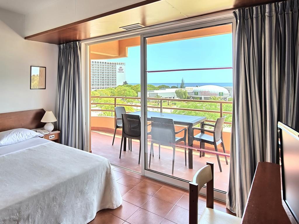 https://golftravelpeople.com/wp-content/uploads/2019/11/Dom-Pedro-Portobelo-Apartments-Bedrooms-Vilamoura-13-1024x768.jpg