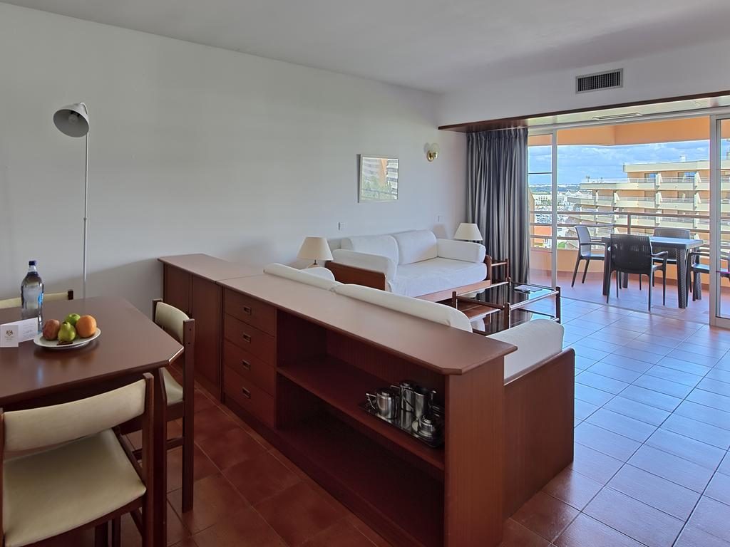 https://golftravelpeople.com/wp-content/uploads/2019/11/Dom-Pedro-Portobelo-Apartments-Bedrooms-Vilamoura-16-1024x768.jpg