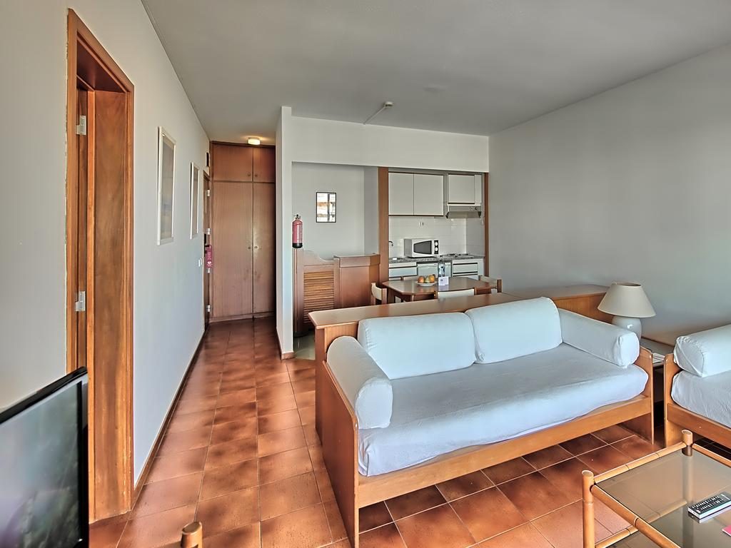 https://golftravelpeople.com/wp-content/uploads/2019/11/Dom-Pedro-Portobelo-Apartments-Bedrooms-Vilamoura-2-1024x768.jpg