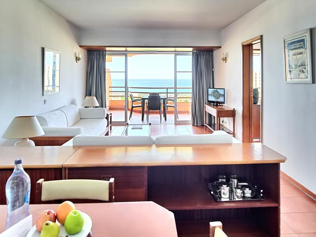 https://golftravelpeople.com/wp-content/uploads/2019/11/Dom-Pedro-Portobelo-Apartments-Bedrooms-Vilamoura-3-1024x768.jpg