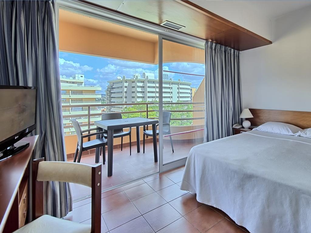 https://golftravelpeople.com/wp-content/uploads/2019/11/Dom-Pedro-Portobelo-Apartments-Bedrooms-Vilamoura-5-1024x768.jpg