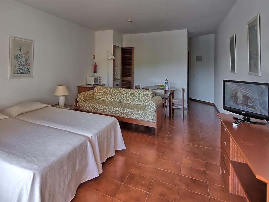https://golftravelpeople.com/wp-content/uploads/2019/11/Dom-Pedro-Portobelo-Apartments-Bedrooms-Vilamoura-8-1024x768.jpg