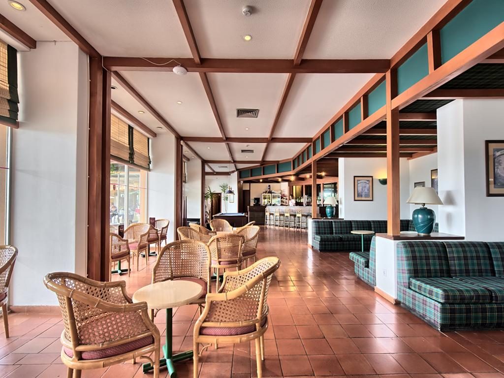 https://golftravelpeople.com/wp-content/uploads/2019/11/Dom-Pedro-Portobelo-Apartments-Vilamoura-Restaurants-and-Bars-2-1024x768.jpg