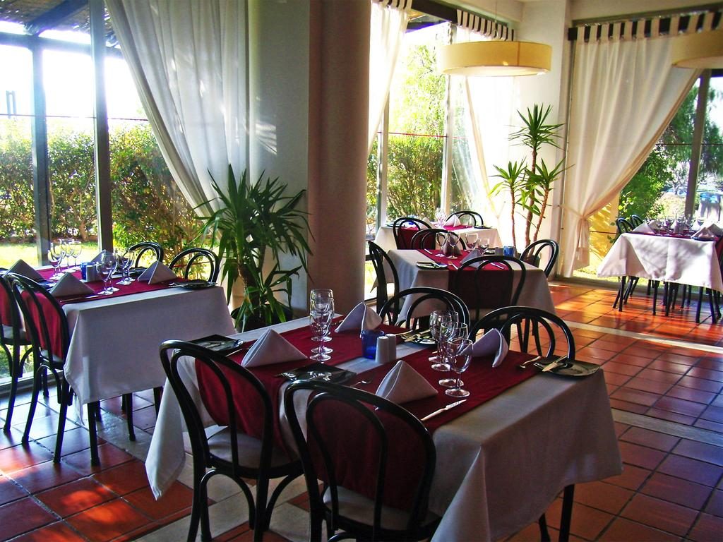 https://golftravelpeople.com/wp-content/uploads/2019/11/Dom-Pedro-Portobelo-Apartments-Vilamoura-Restaurants-and-Bars-4-1024x768.jpg