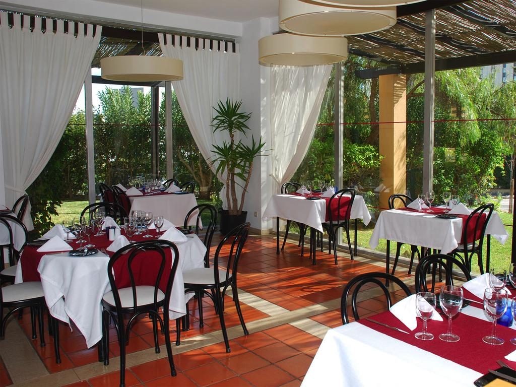 https://golftravelpeople.com/wp-content/uploads/2019/11/Dom-Pedro-Portobelo-Apartments-Vilamoura-Restaurants-and-Bars-5-1024x768.jpg