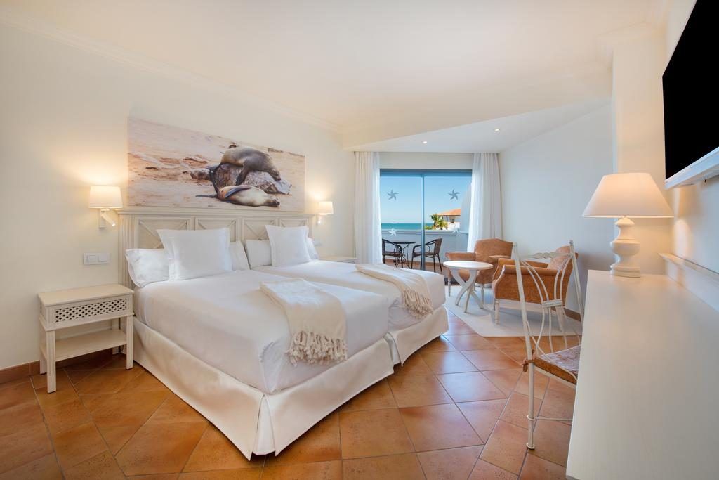 https://golftravelpeople.com/wp-content/uploads/2019/11/Iberostar-Andalucia-Playa-Bedrooms-2-Copy-1024x683.jpg