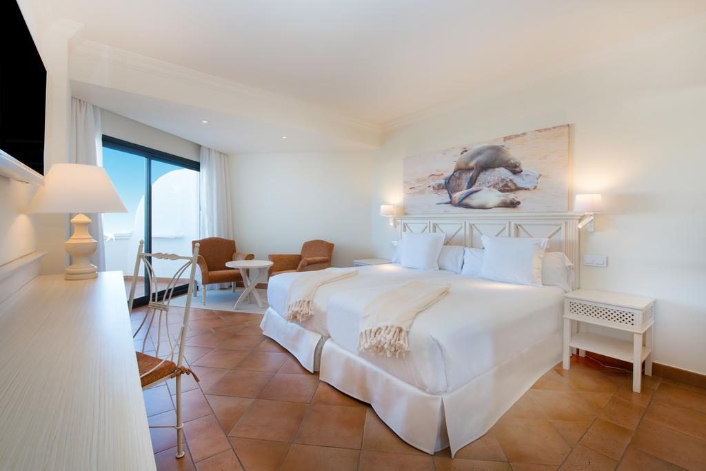 https://golftravelpeople.com/wp-content/uploads/2019/11/Iberostar-Andalucia-Playa-Bedrooms-3-Copy-1024x683.jpg