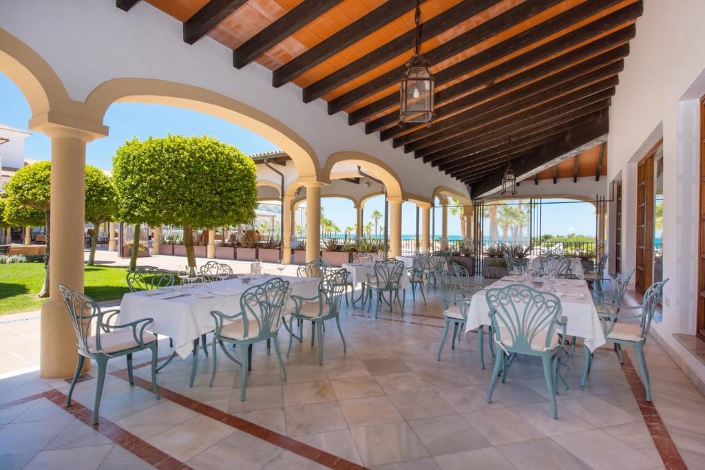 https://golftravelpeople.com/wp-content/uploads/2019/11/Iberostar-Andalucia-Playa-Restaurants-and-Bars-5-Copy-1024x683.jpg