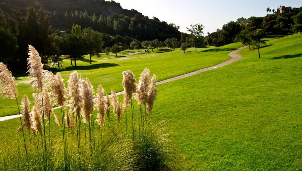 https://golftravelpeople.com/wp-content/uploads/2019/11/Los-Arqueros-Golf-Club-Malaga-16-1024x579.jpg