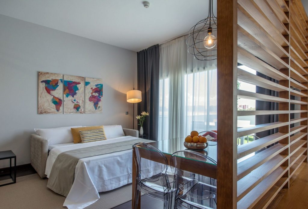 https://golftravelpeople.com/wp-content/uploads/2019/12/Green-Suites-at-Real-Club-Seville-Bedrooms-1-1-1024x697.jpg