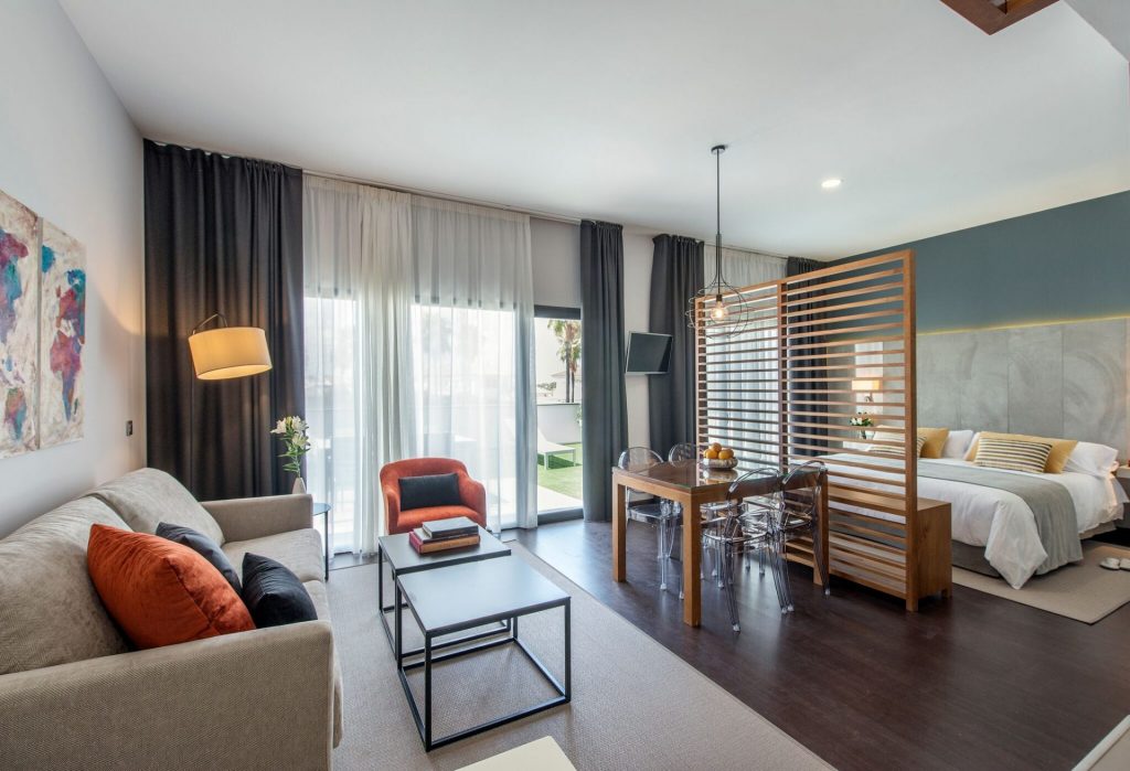 https://golftravelpeople.com/wp-content/uploads/2019/12/Green-Suites-at-Real-Club-Seville-Bedrooms-10-1-1024x699.jpg