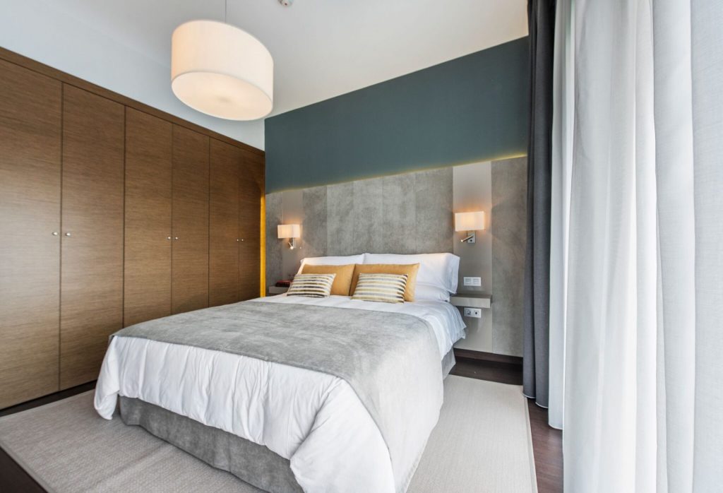 https://golftravelpeople.com/wp-content/uploads/2019/12/Green-Suites-at-Real-Club-Seville-Bedrooms-8-1-1024x698.jpg