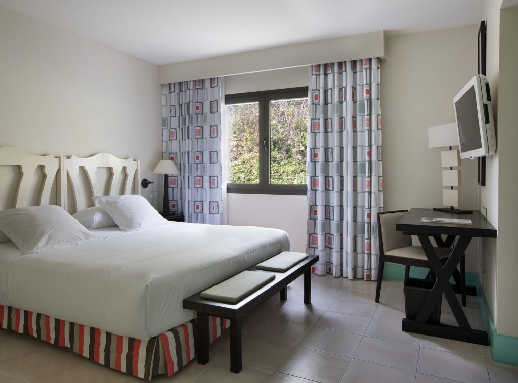 https://golftravelpeople.com/wp-content/uploads/2019/12/Hotel-Encinar-de-Sotogrande-Bedrooms-14-1024x758.jpg