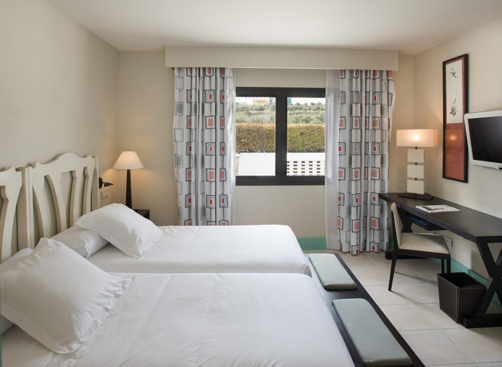 https://golftravelpeople.com/wp-content/uploads/2019/12/Hotel-Encinar-de-Sotogrande-Bedrooms-15-1024x748.jpg