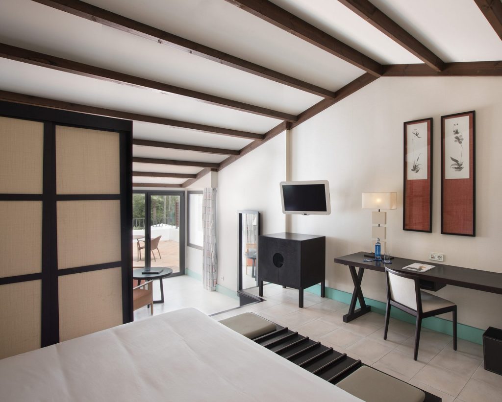 https://golftravelpeople.com/wp-content/uploads/2019/12/Hotel-Encinar-de-Sotogrande-Bedrooms-20-1024x821.jpg